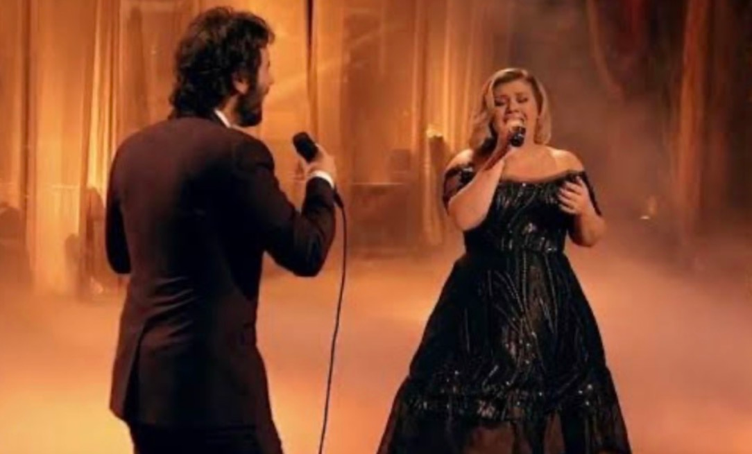 Mira a Josh Groban y Kelly Clarkson interpretar un impresionante dueto de “All I Ask of You” del musical The Phantom of the Opera durante Stages Live. Una actuación imprescindible.