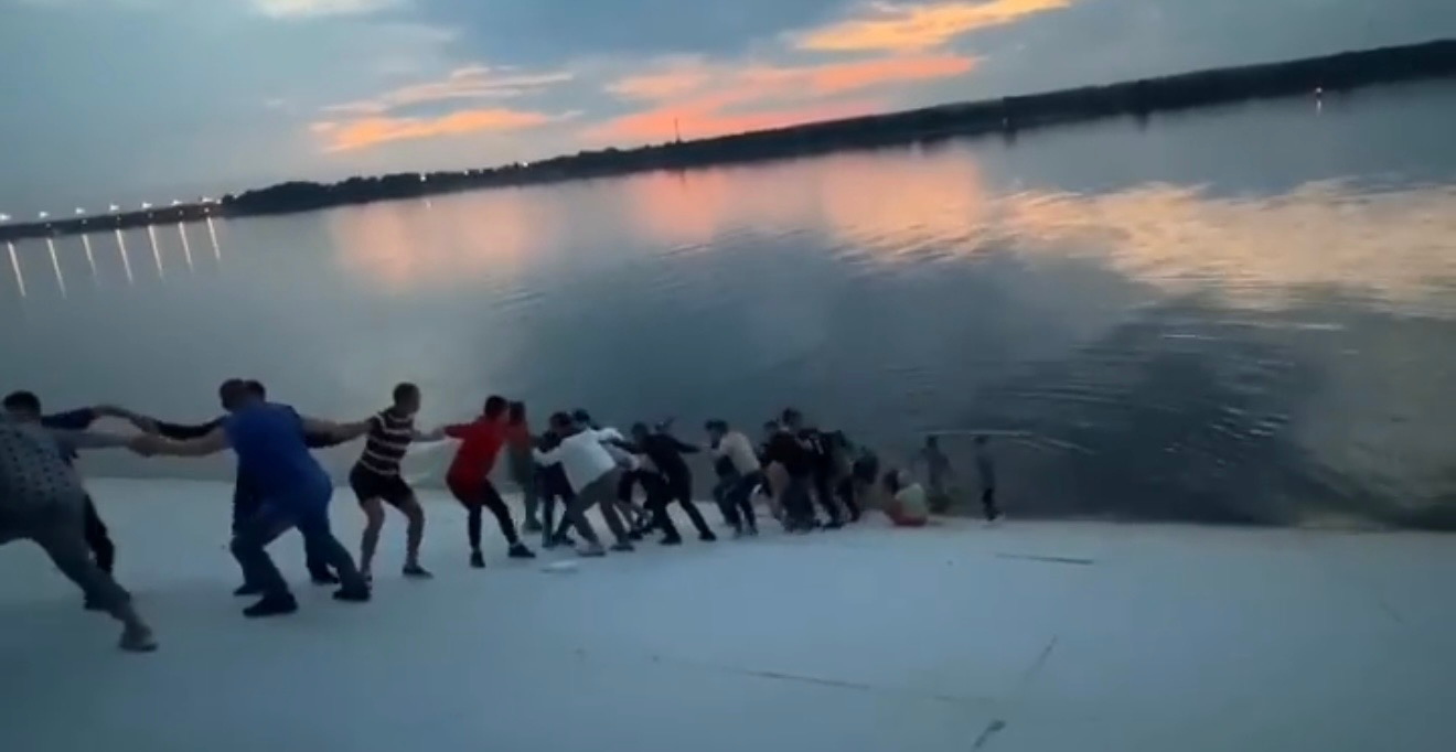 She Was Seconds From Drowning… Then Strangers Formed a Human Chain to Save Her