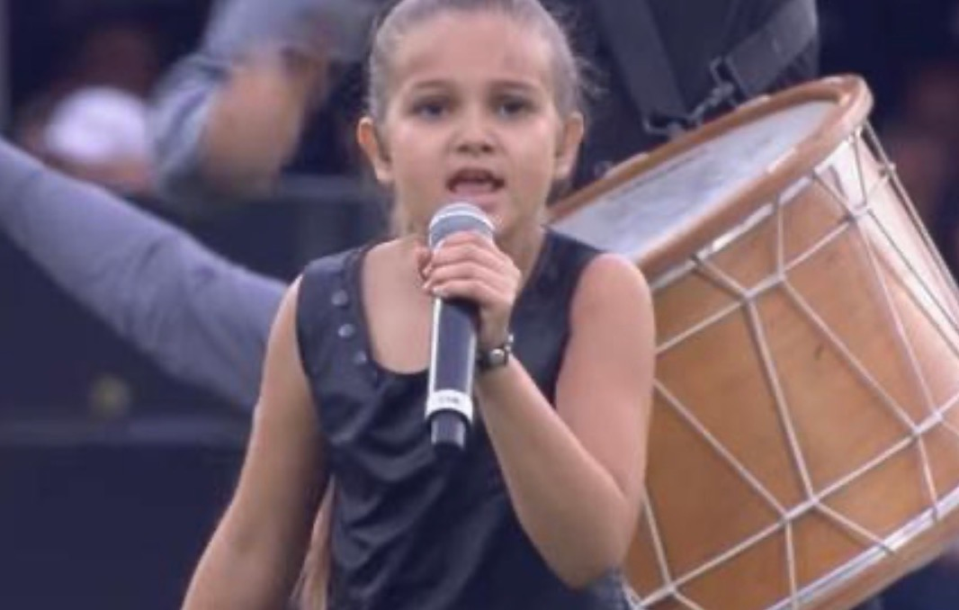 Viraler Auftritt: Junges Mädchen begeistert das Publikum mit ihrer Version von ‘We Will Rock You’