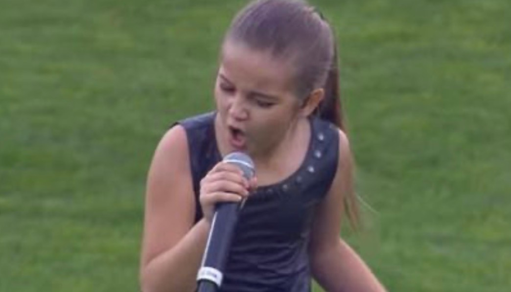 Actuación viral: una joven deja al público sin palabras con su versión de ‘We Will Rock You’