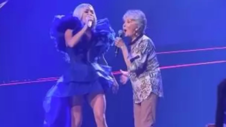 Carrie Underwood surprises fans by inviting her mother on stage for an unforgettable duet of “All-American Girl.” A touching family moment you need to see.