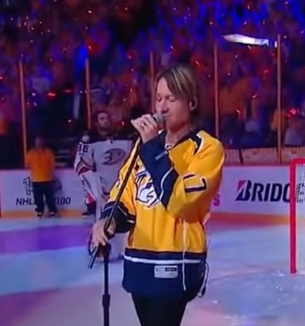 Keith Urban begeistert das Publikum mit seiner beeindruckenden Interpretation der Nationalhymne beim Spiel der Nashville Predators