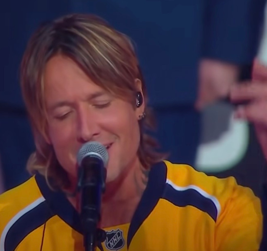 Keith Urban Deja al Público Sin Palabras con su Emotivo Himno Nacional…