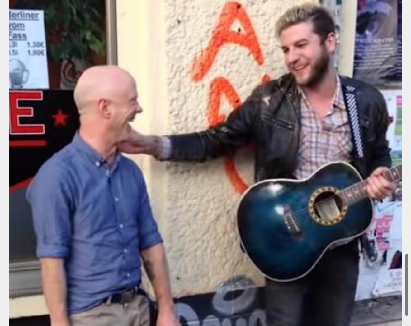 Un músico callejero está tocando una canción con su guitarra… y entonces el intérprete original se acerca a él. Esto fue lo que pasó después.