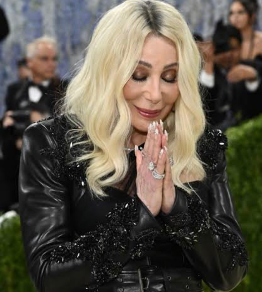 Cher deslumbra en la Met Gala 2026 con un atrevido look en su regreso después de 10 años de ausencia