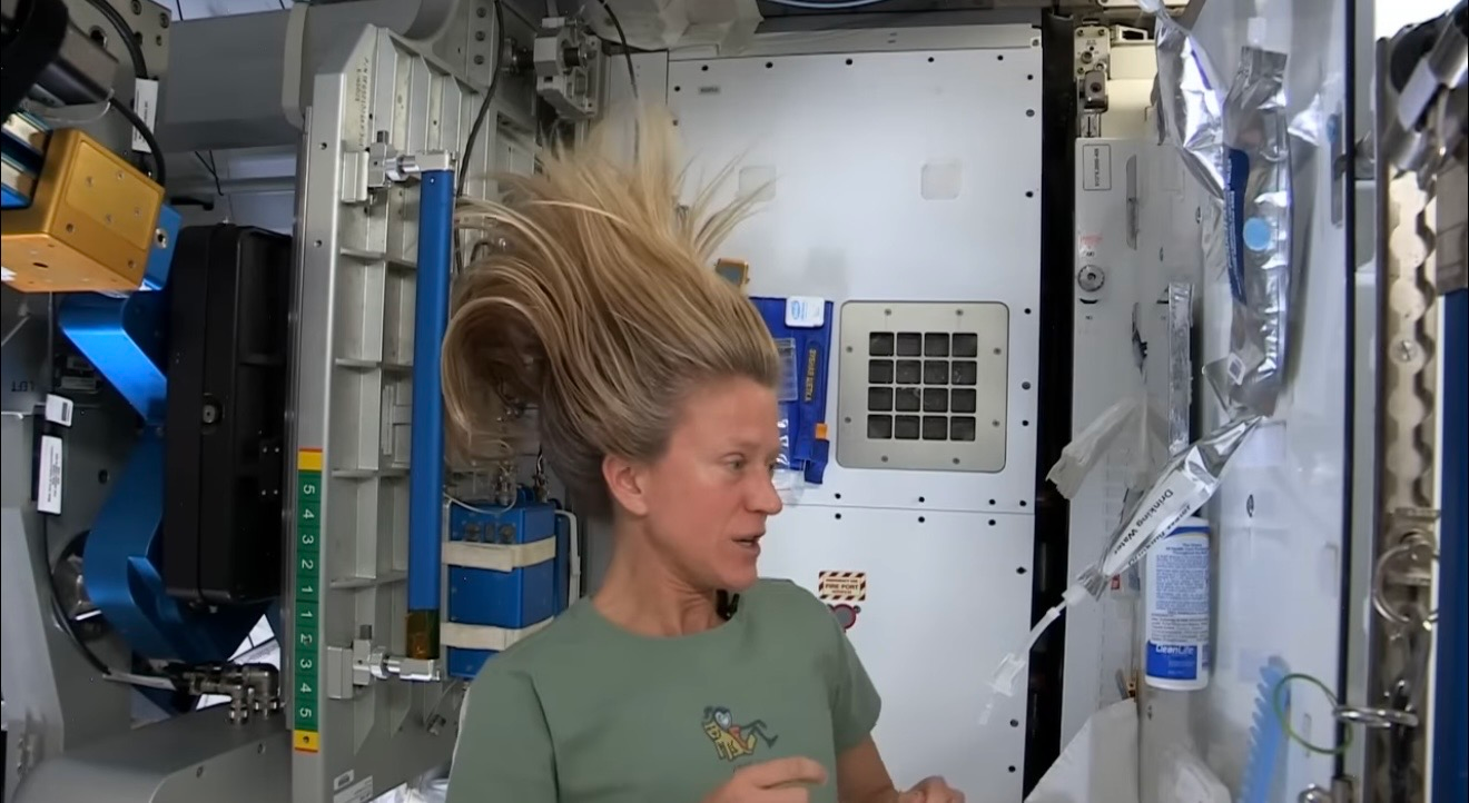 How Do Astronauts Wash Their Hair in Space? One Video Amazed Millions…
