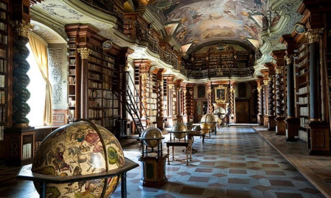 La plus belle bibliothèque du monde : le Clementinum près du pont Charles à Prague