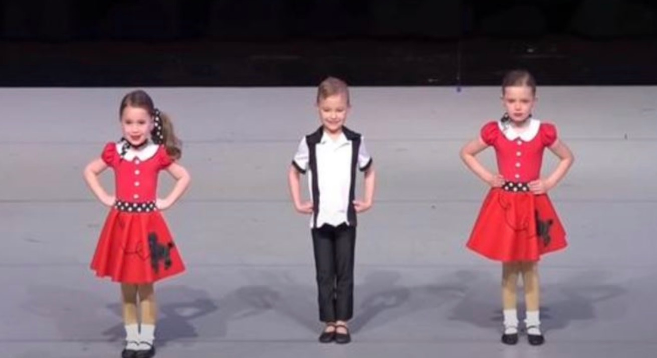 Trois adorables enfants dansent sur une chanson d’Elvis, mais le petit garçon au centre vole toute l’attention