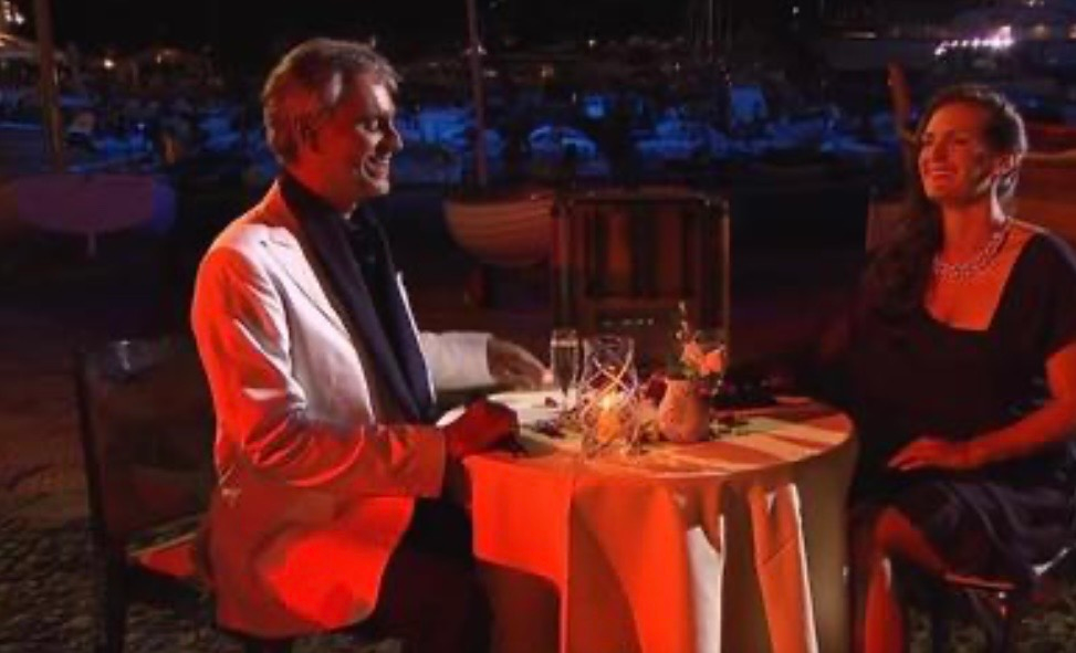 Andrea Bocelli y su esposa, Veronica Berti, ofrecieron un impresionante dúo de ‘Qualche Stupido’ que hizo llorar al público.